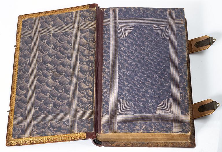 Karl XII:s stora kyrkobibel, 1702-3, med Peringskiölds bibliska historia, 1713.