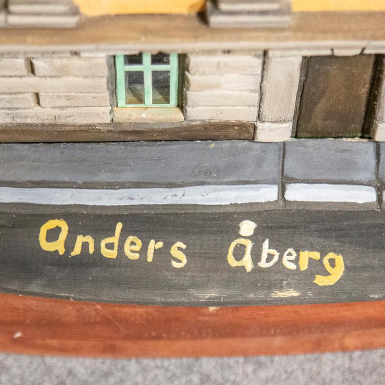 Anders Åberg, skulptur, bemålat trä, signerad. Utförd 2000.