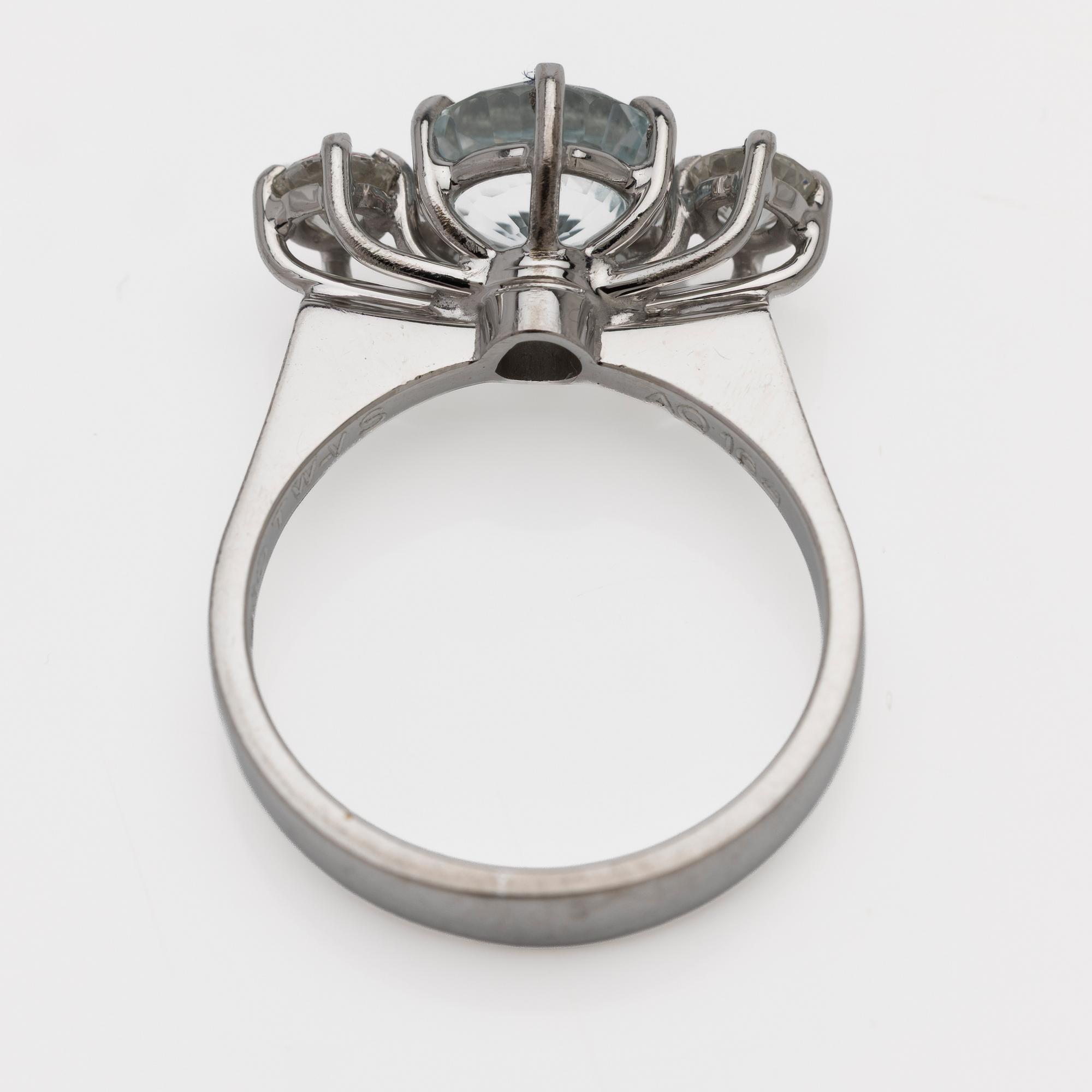 18K white gold ring with aquamarine and diamonds.