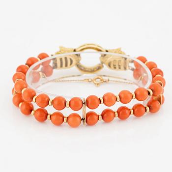 Bracelet, coral, with an 18K gold clasp in the shape of leopard heads, with diamonds.