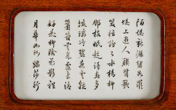 VÄGGPLATTOR, 2 st, porslin, Kina, i en ram, sannolikt tidigt 1900-tal.