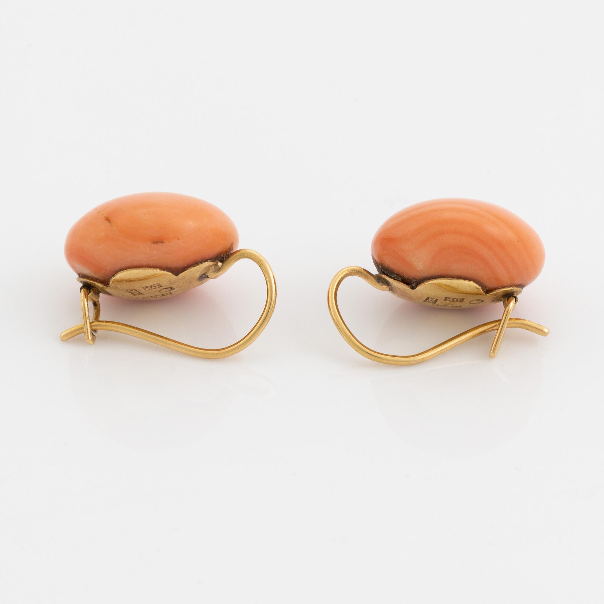 18K gold and coral button earrings.