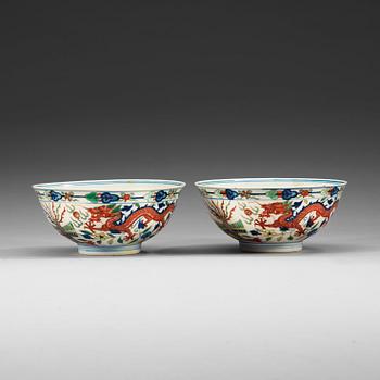 A pair of dragon and fenix bowls, late Qing dynasty (1644-1912), with Kangxi six character mark.