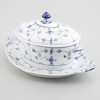 A Royal Copenhagen musselmaalet tureen with cover and stand, plain fluted, 1894-1900. Model 361.