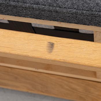 Arne Jacobsen, & Flemming Lassen, Soffa, ”Mayor AJ5”, &Tradition, Danmark, 2000-tal.