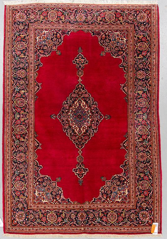 A RUG, semi-antique Kashan, ca 207 x 142 cm.