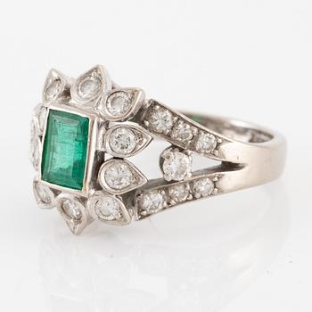 Ring 18K vitguld med smaragd och briljantslipade diamanter.