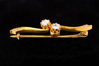 BROSCH, gammalslipade diamanter ca 0.50 ct. 18 K guld. 18/1900 t. Längd  41 mm, vikt 4,1 g.