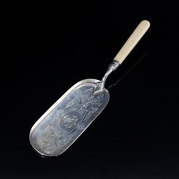 BORDSSKYFFEL, sterling silver, skaft i ben, Birmingham England, sannolikt 1891. Total vikt 180 g.