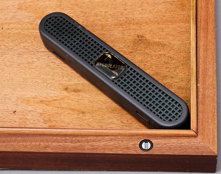 HUMIDORER, 2 st, plexiglas samt trä, Davidoff samt Brebbtra, 1900-tal.