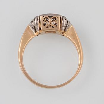 RING, 18K guld med gammalslipad diamant ca 0.50 ct och 6  åttkantslipade diamanter, Gunther Thulin,Stockholm, 1954.
