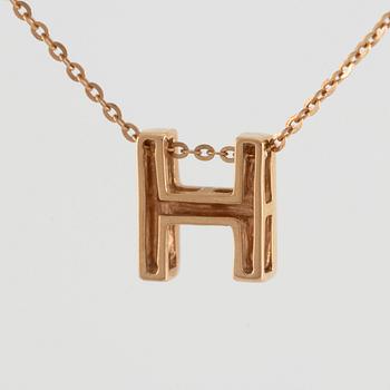 Collier, 18K guld med en berlock av bokstaven H.