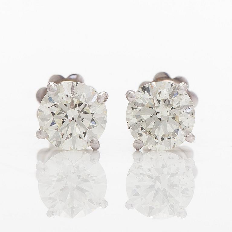 A pair of 18K white gold earrings and brilliant cut diamonds.