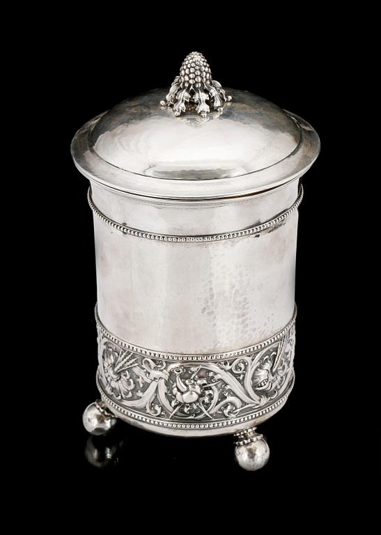 BÄGARE MED LOCK, silver, jugend, CG Hallberg Stockholm 1920. Tot vikt ca 635 gram.