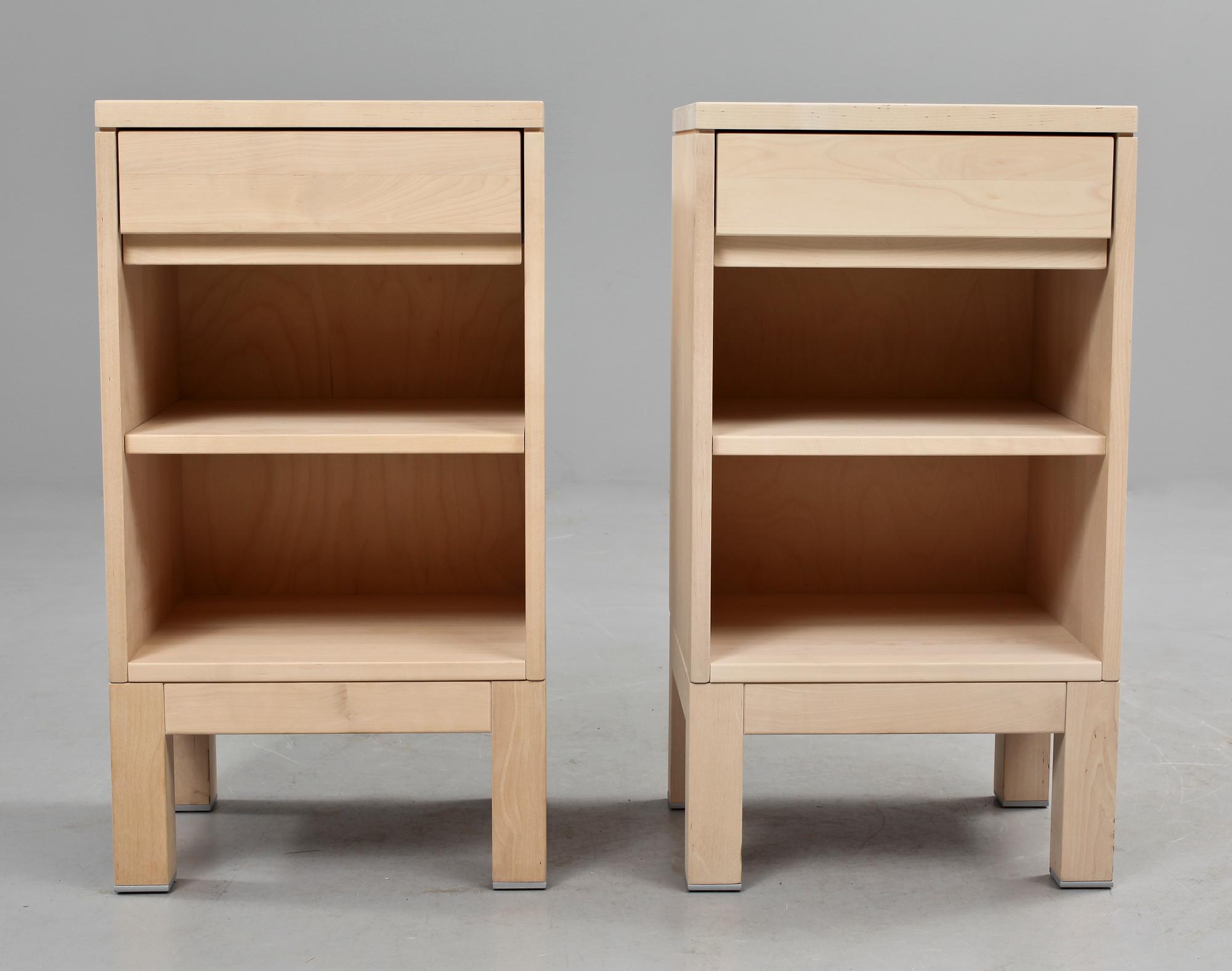 SÄNGBORD, 2 st, "Serena", formgivna av Marit Stigsdotter, Stolab. Formgivna 2003.
