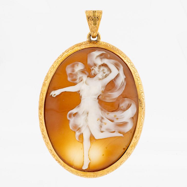 Pendant in 18K gold with a cameo of agate.