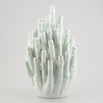 Pols Potten, a 'Coral 50-Tulips' pocelain vase.