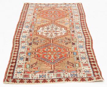 An antique/semi-antique Sarab rug, circa 210 x 85 cm.