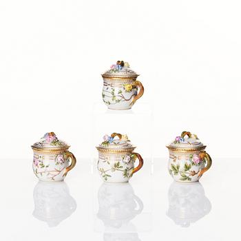 Cremekoppar med fat, fyra stycken, porslin. Royal Copenhagen, "Flora Danica", Danmark, 1900-tal.