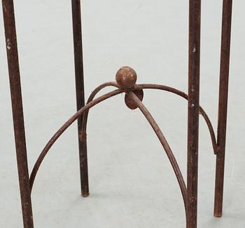 PIEDESTALER, 3 st, gjutjärn, Woestijnroos design Belgien, 1900-talets slut.