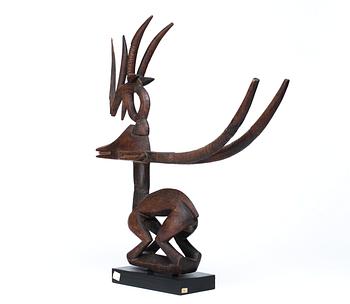 HUVUDPRYDNAD. Tshiwara (stiliserad antilop). Trä. Bambara-stammen. Mali ca 1930-1940. Höjd 52,5 cm.