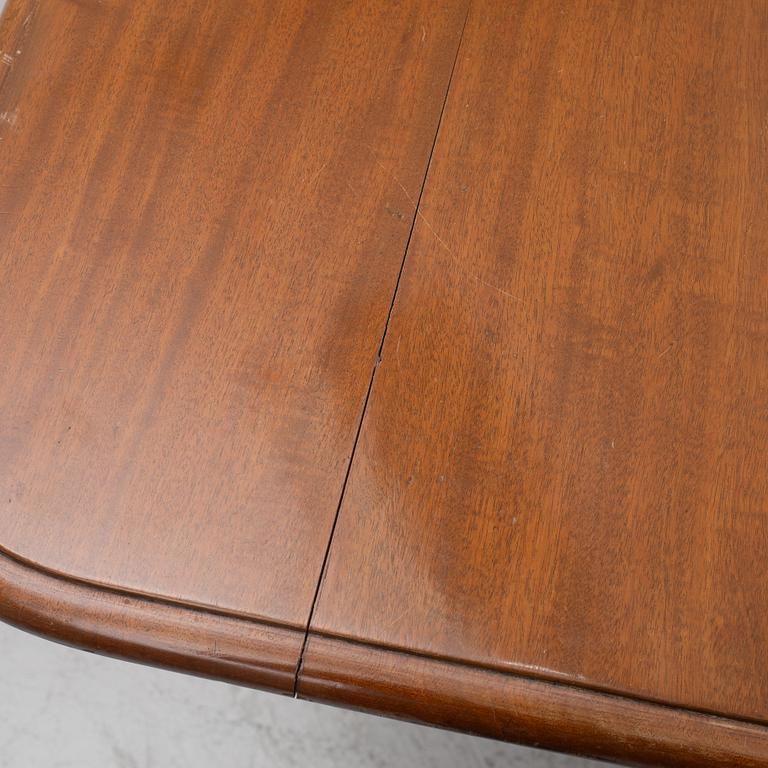 A two-part mahogany Georgian/Victorian dining table, England, first half of the 20th century.