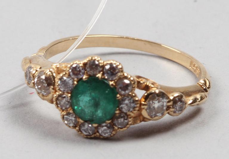 RING, guld och smaragd och diamanter.