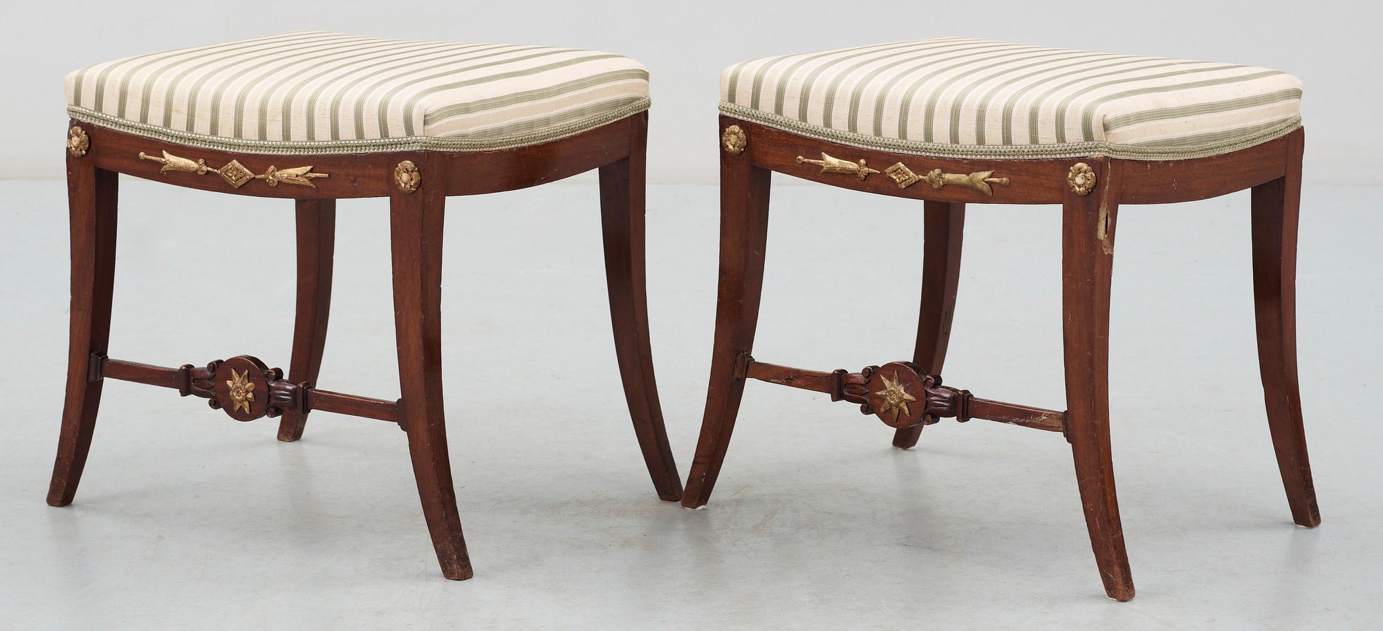 TABURETTER, ett par, empire, 1800-talets första hälft.
