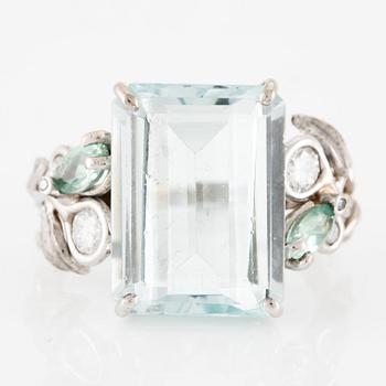 Ring, 18K white gold with emerald-cut aquamarine, apatites, and brilliant-cut diamonds.
