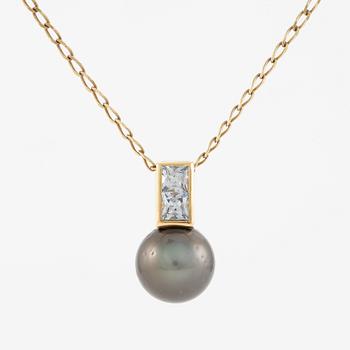 Pendant in 18K gold with a cultured pearl and faceted white stones.