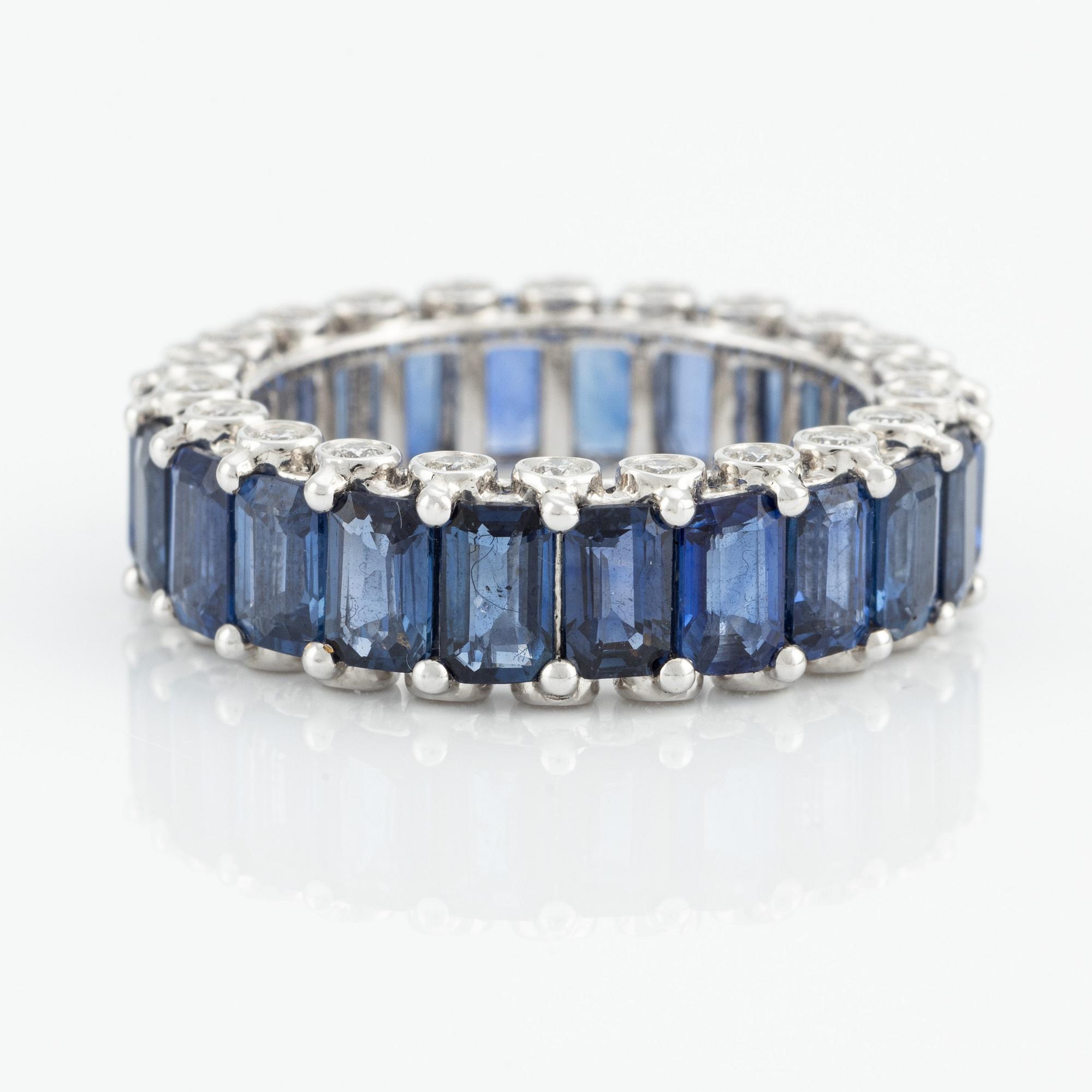 Ring, with sapphires and brilliant-cut diamonds.