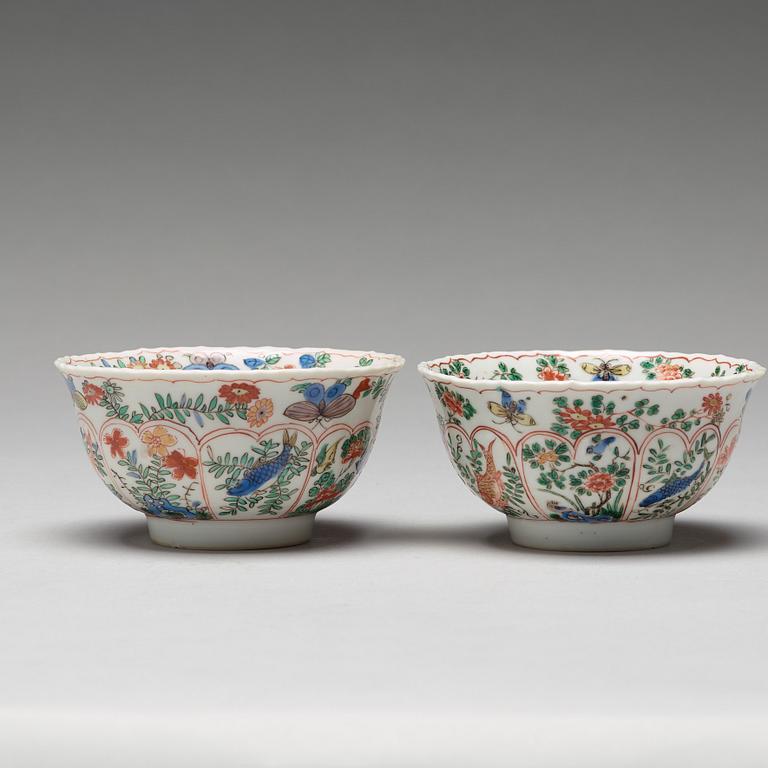 A pair of large famille verte cups with saucers, Qing dynasty, Kangxi (1662-1722).