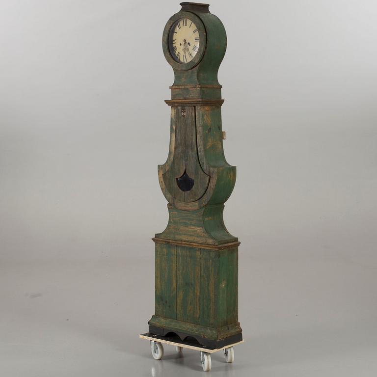 A LONGCASE CLOCK 19TH CENTURY.