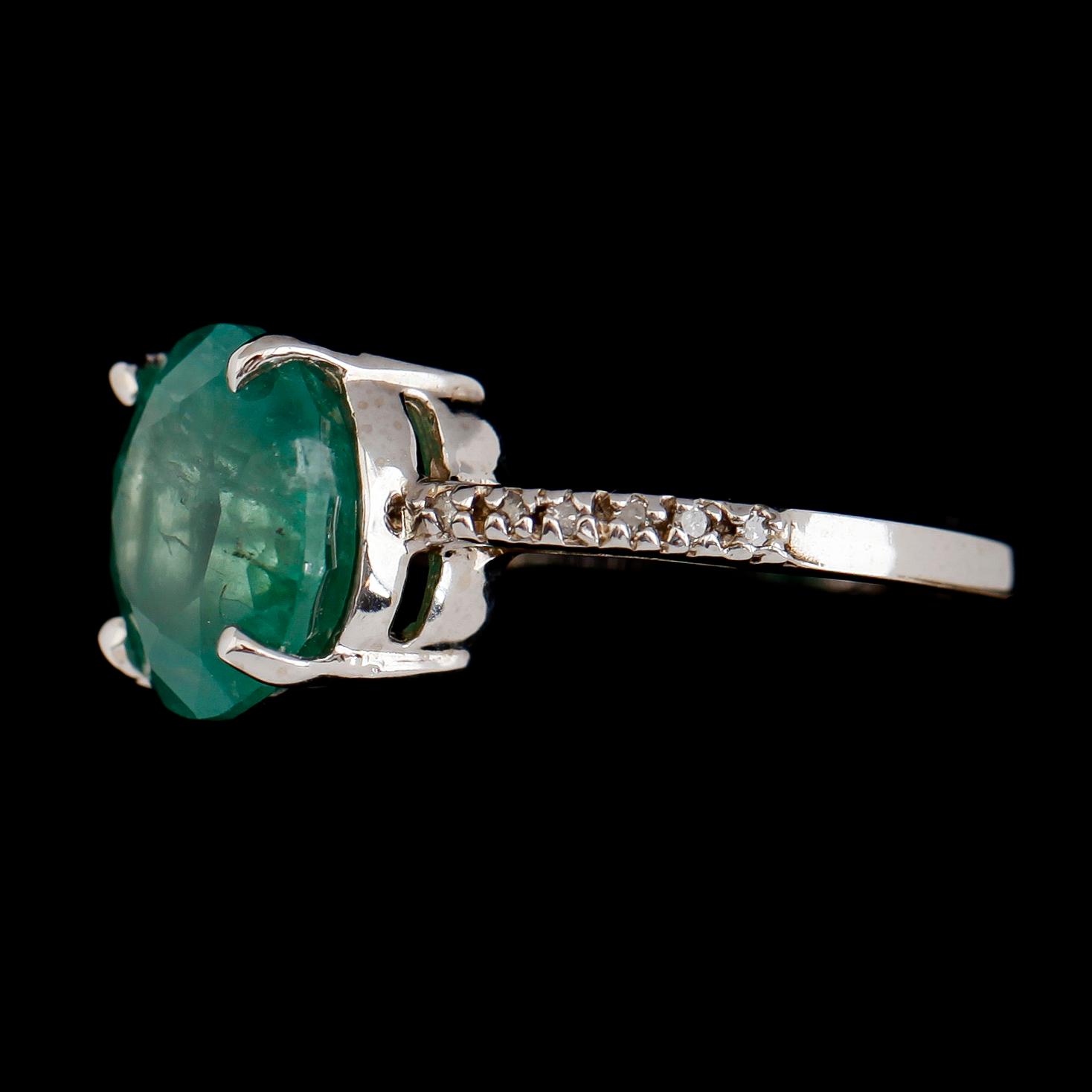 RING, 14 k guld, smaragd ca 6.80 ct, diamanter tot ca 0.10 ct.