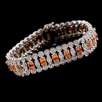 ARMBAND, sterlingsilver, vita och färgade topaser tot ca 17.00 ct.