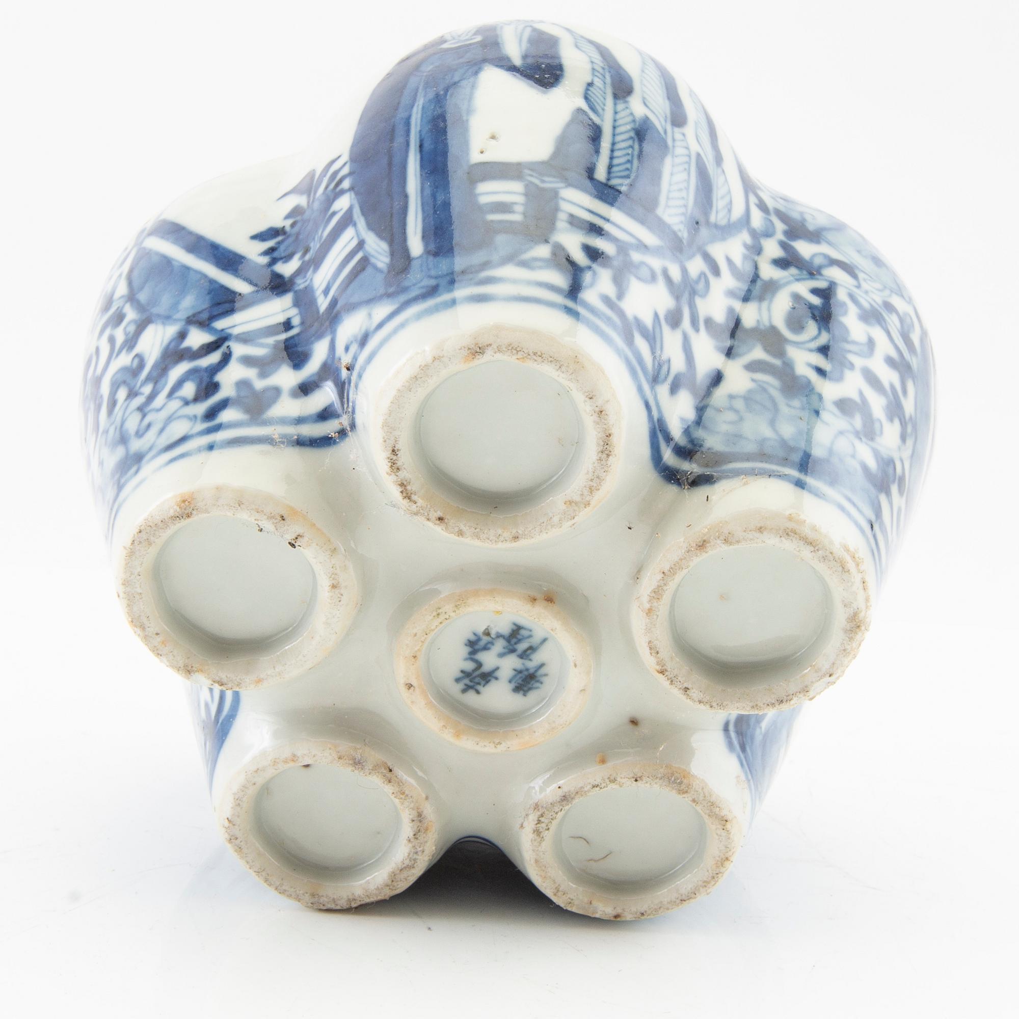 A blue and white tulip vase, late Qing dynasty.