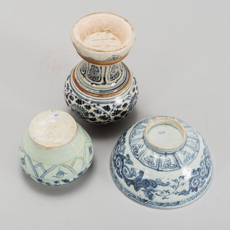 A blue and white vase, bowl and pot, South East Asia, 16th/17th Century.