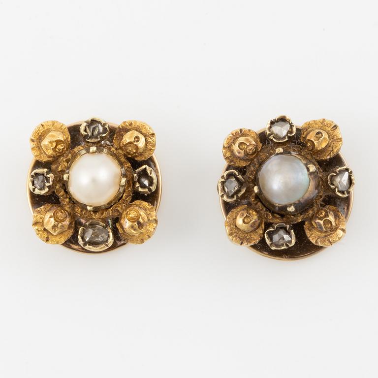 A pair of shirt buttons in 18K gold with pearls and rose-cut diamonds.