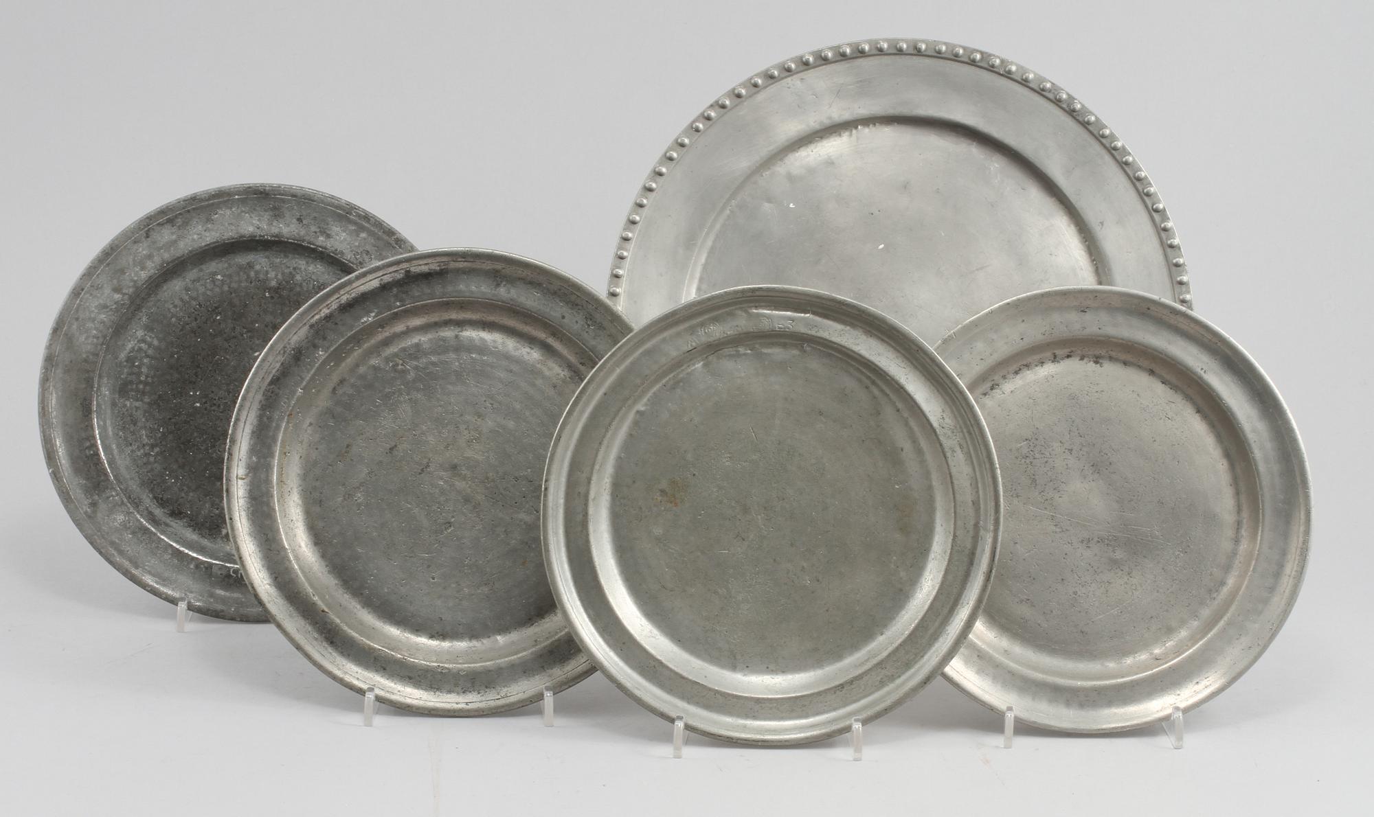 TALLRIKAR, 5 st, tenn, bl a Gottlob Friedrich Baumann, Huddiksvall, 1814, 1700- och 1800-tal.