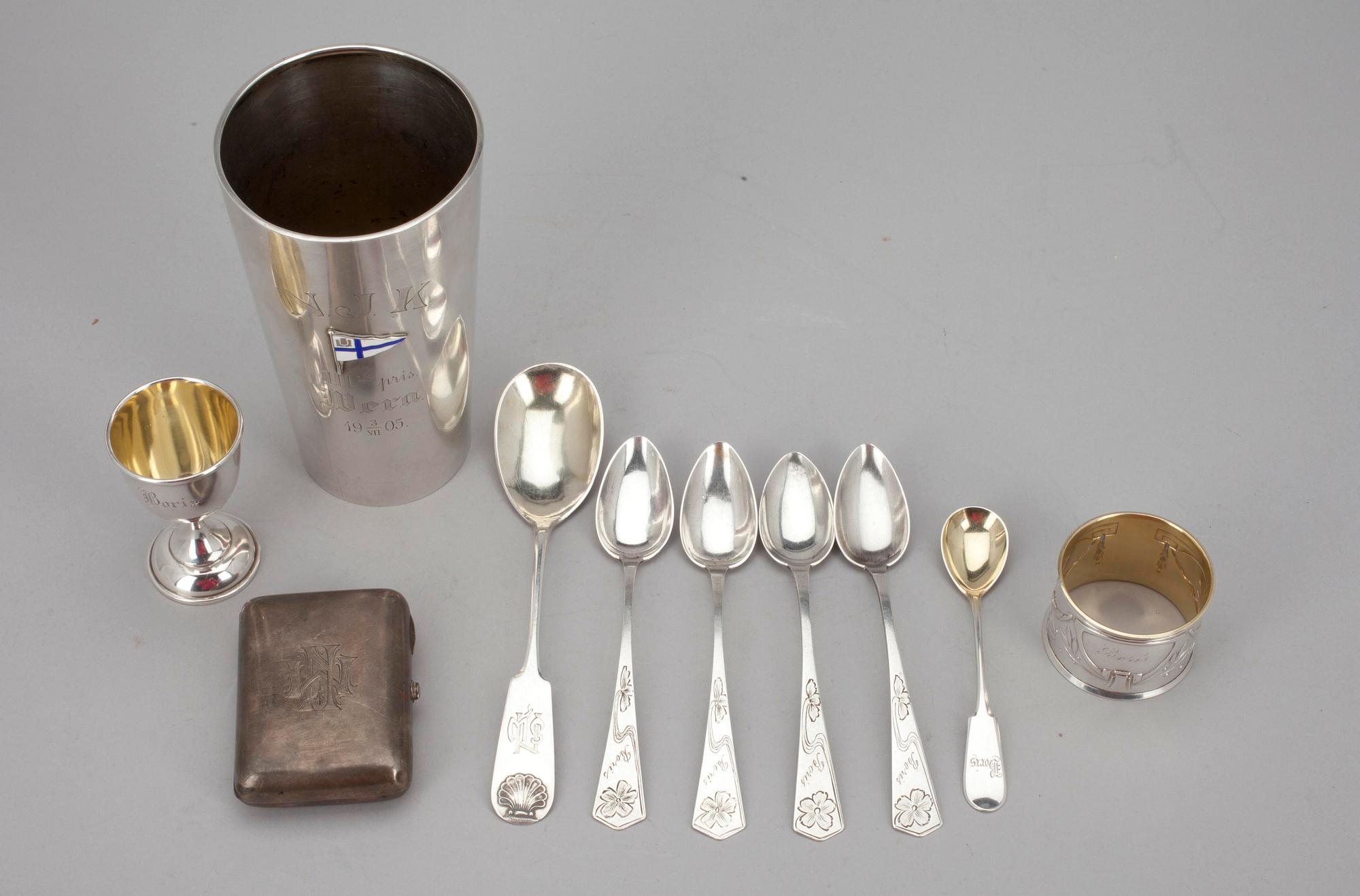 ETT PARTI SILVER, N.J.K pokal, cigarettetui, äggkopp med sked, serviettring, 4 + 1 skedar. Vikt 375 g.