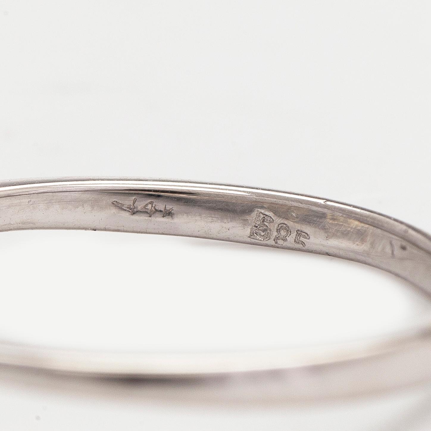 Sormus, 14K valkokultaa, ja briljanttihiottu timantti.