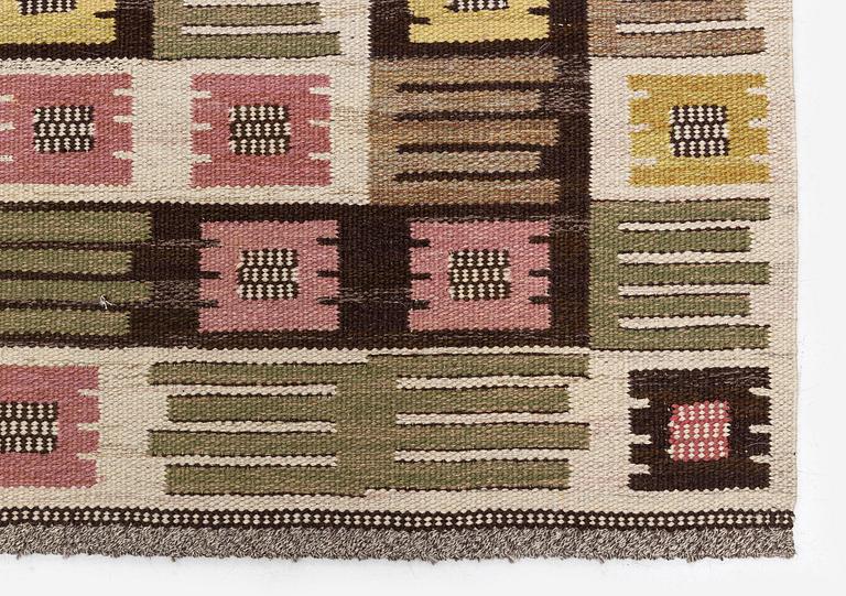 Märta Måås-Fjetterström, matta, "Nyponblomman", rölakan, ca 241 x 170 cm, signerad AB MMF.