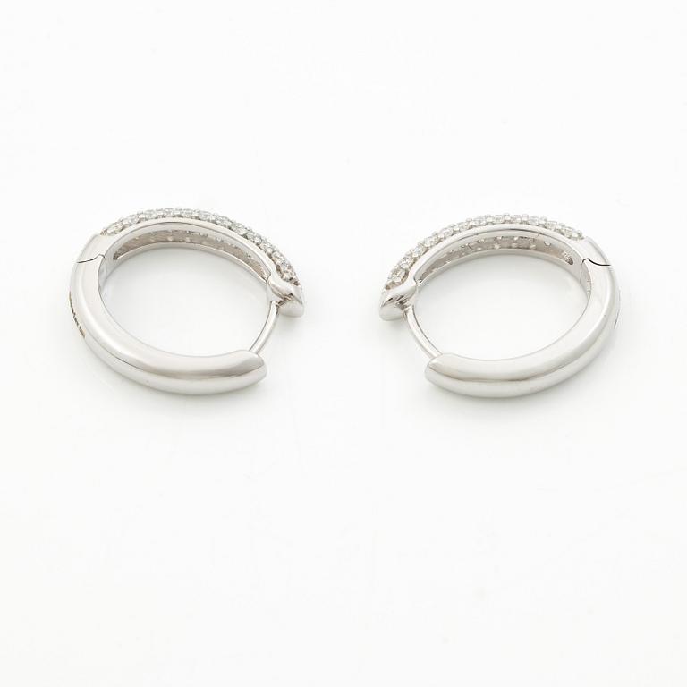 Hoop earrings 18K white gold with brilliant-cut diamonds.