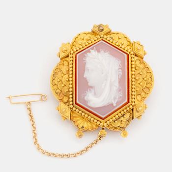 450. A 19th century 14K gold brooch with a hardstone cameo.