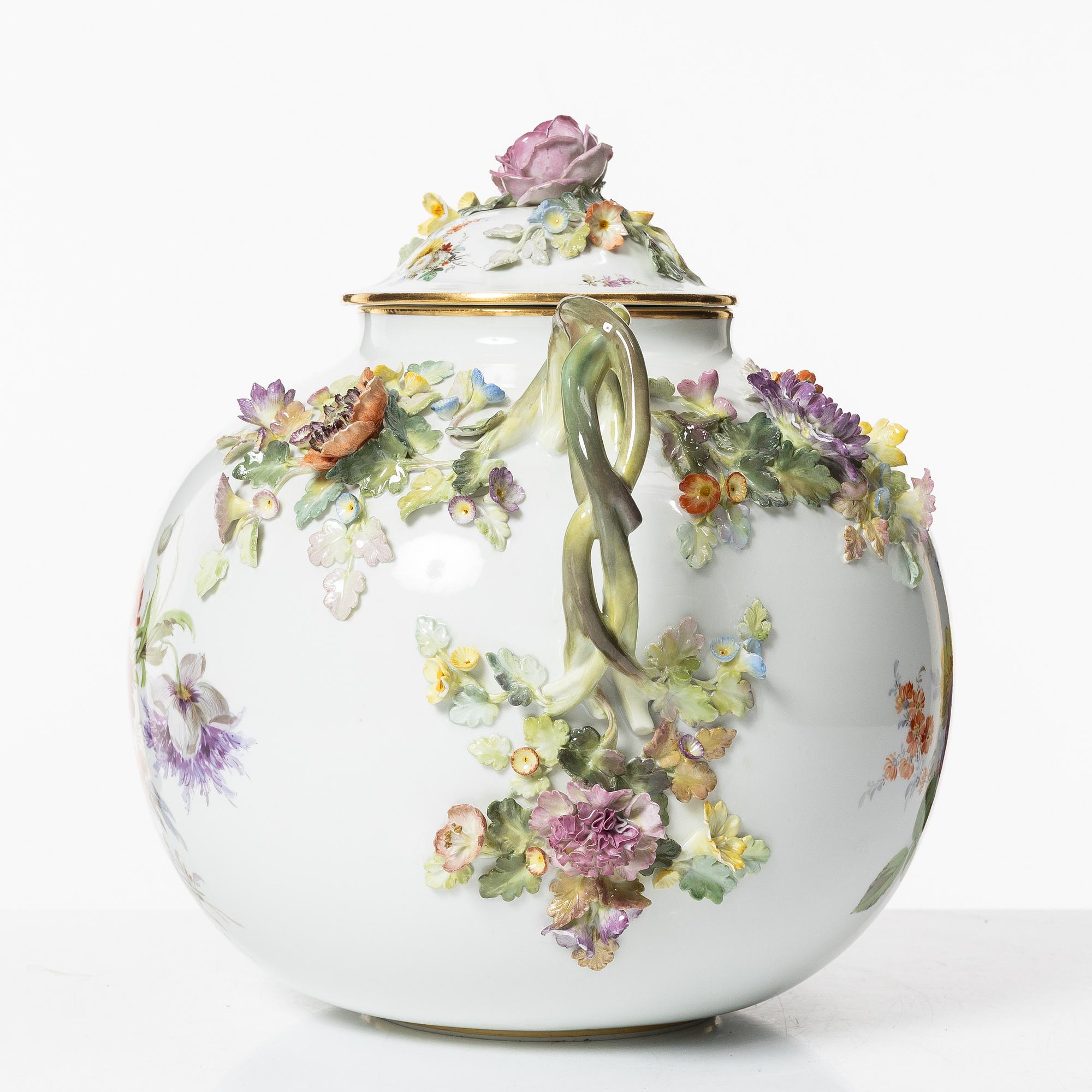Meissen, a lided porcelain vase, first half of the 20th century.