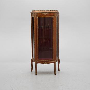 VITRINSKÅP, Louis XVI-stil, A.B G Lidner Hälsingborg, omkring 1900-talets mitt.