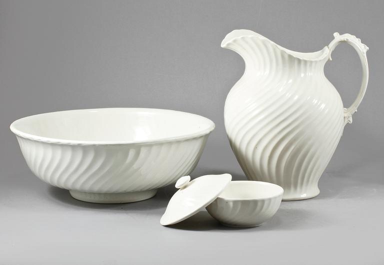 TVÄTTSERVIS, 3 delar samt KANNOR, 2 st, flintgods, 1900-talets första hälft.