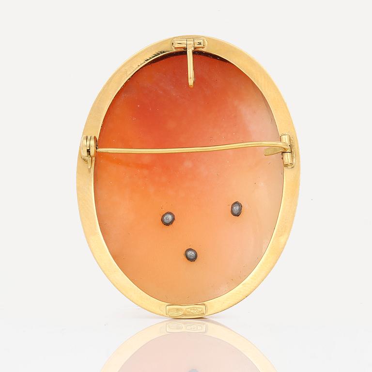 HÄNGE/BROSCH, 18K guld med kamé utskuren i snäcka. Total vikt ca 10 g.