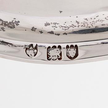 Teekannu lämmittimellä, sterlinghopeaa, Edward Barnard & Sons Ltd, Lontoo 1913.