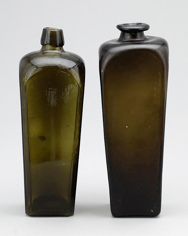 FLASKOR, 2 st, glas, 1700/1800-tal.